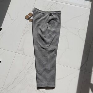 Woman’s Gray Ribbed Knit Pants